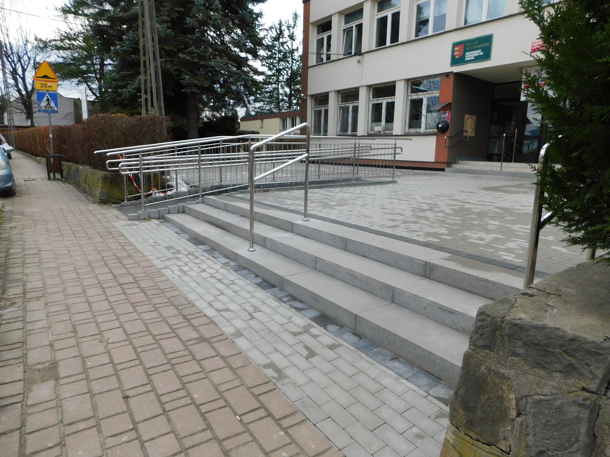 Informacja dotycząca zakończenia prac związanych z dostosowaniem terenu wokół budynku