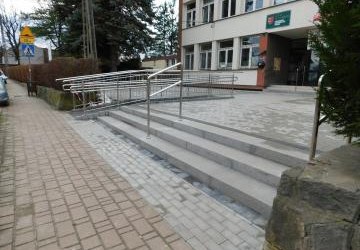 Informacja dotycząca zakończenia prac związanych z dostosowaniem terenu wokół budynku