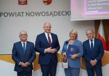 Pani Agnieszka Leska z Nagrodą Starosty Nowosądeckiego