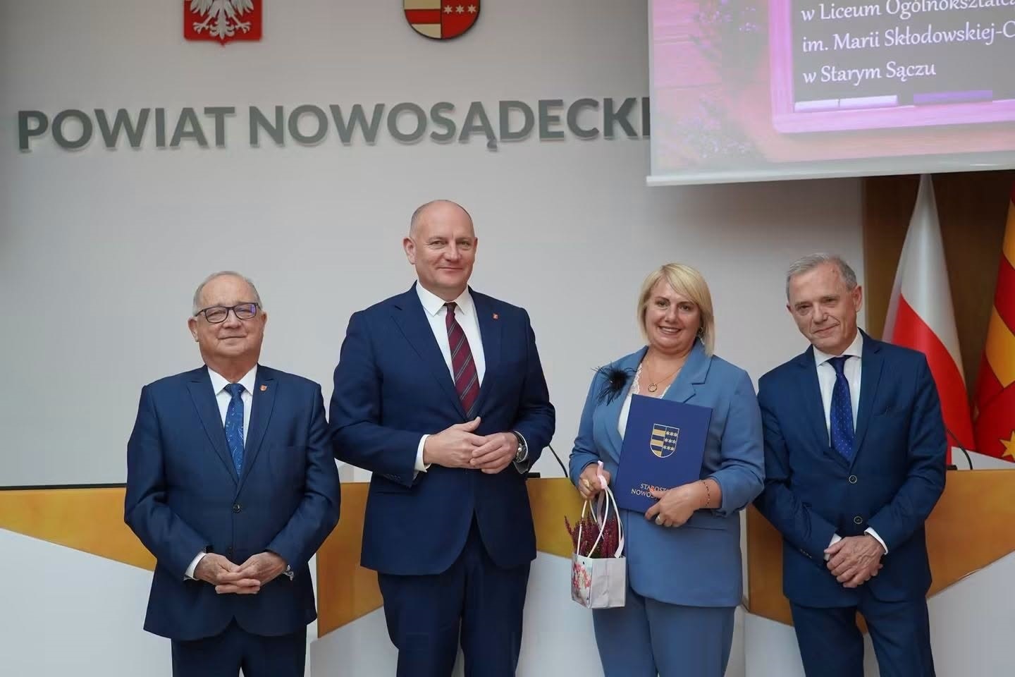 Pani Agnieszka Leska z Nagrodą Starosty Nowosądeckiego